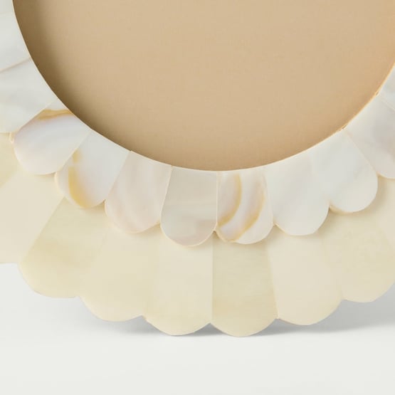 Hana Natural Round Scalloped Frame
