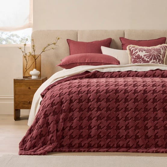 Latvia Mulberry Houndstooth Blanket