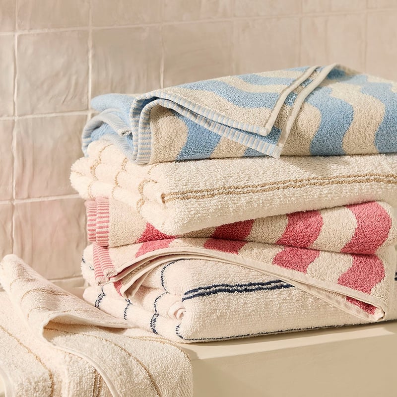 Wave Strawberry Towel Range