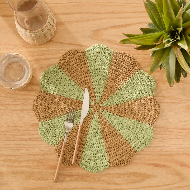 Scalloped Green & Natural Woven Placemat