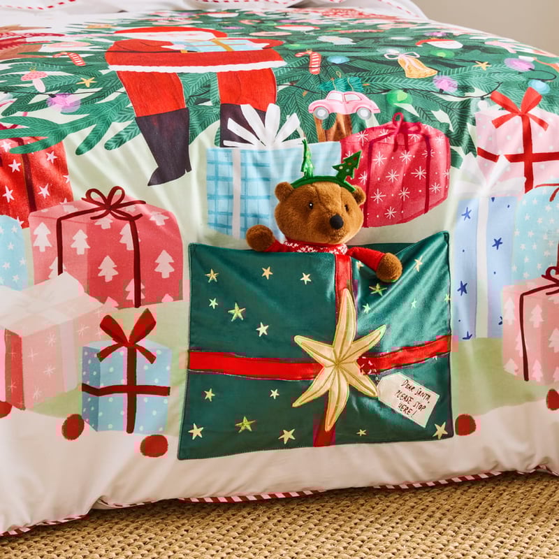 Christmas Helpers White Quilt Cover Set
