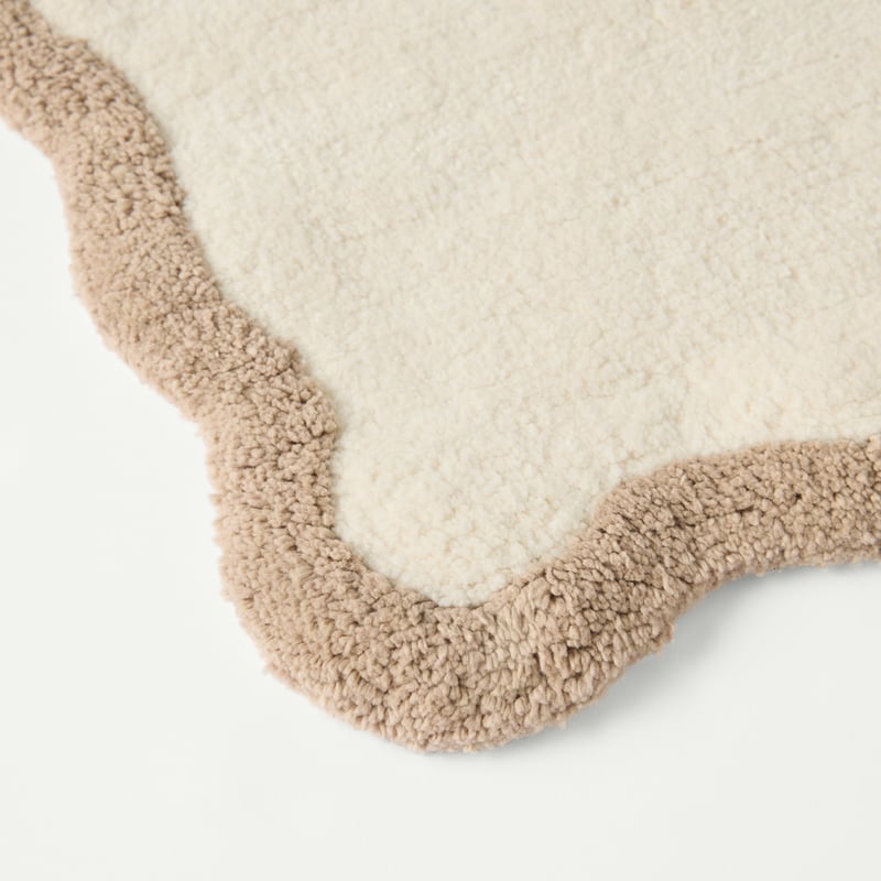 Scallop Natural & Almond Edge Bath Mat