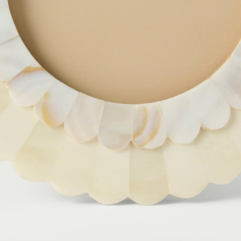 Hana Natural Round Scalloped Frame