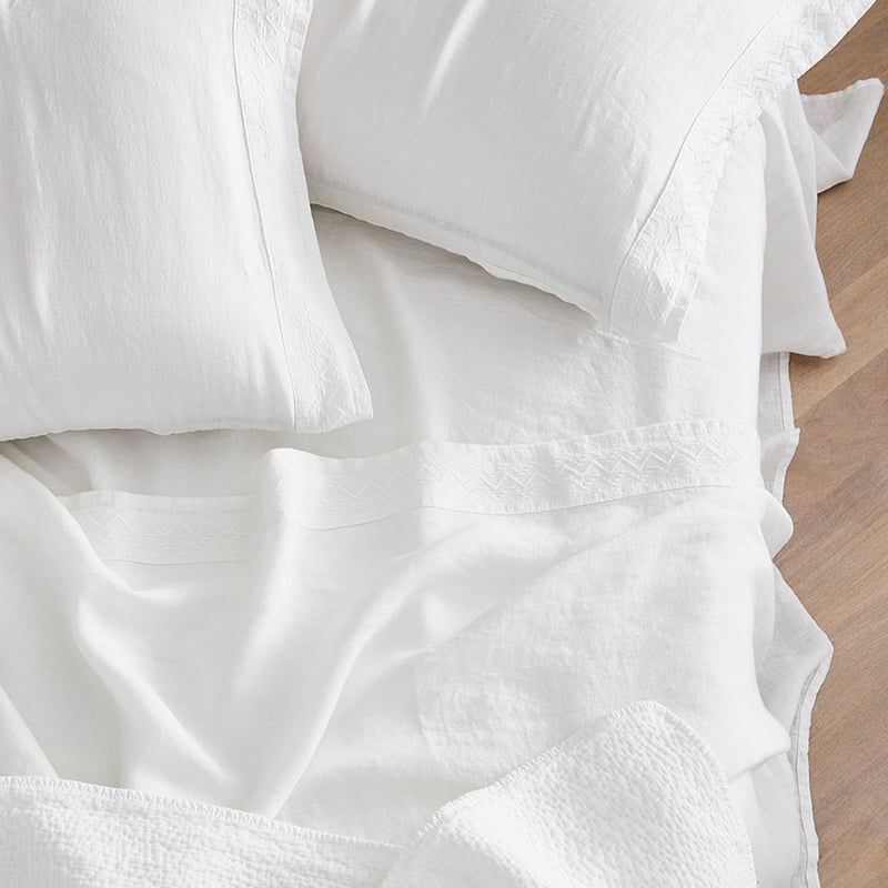 Lindy Klim Munduk Relaxed Linen Sheet Set White