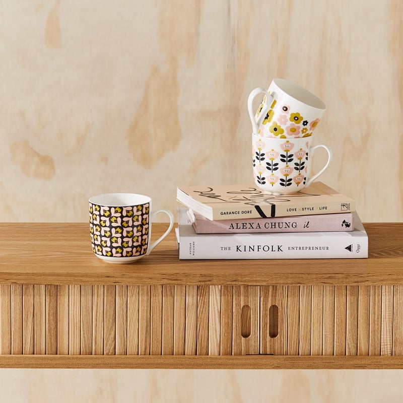 Standing Flowers Retro Mug