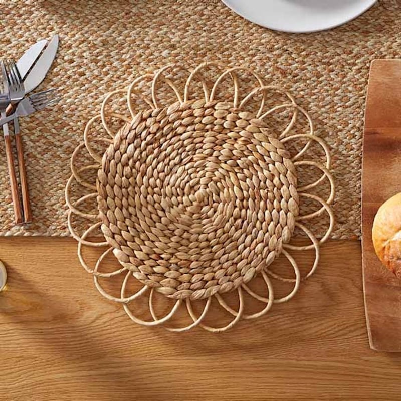 Villa Natural Scallop Placemat